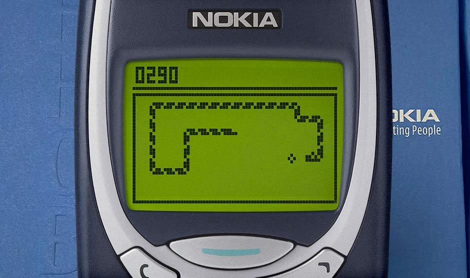 Nokia 3310でプレイ中のクラシックゲームSnake 2